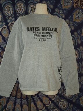 Bates Mfg. Co. Crewneck Sweatshirt Size Large.